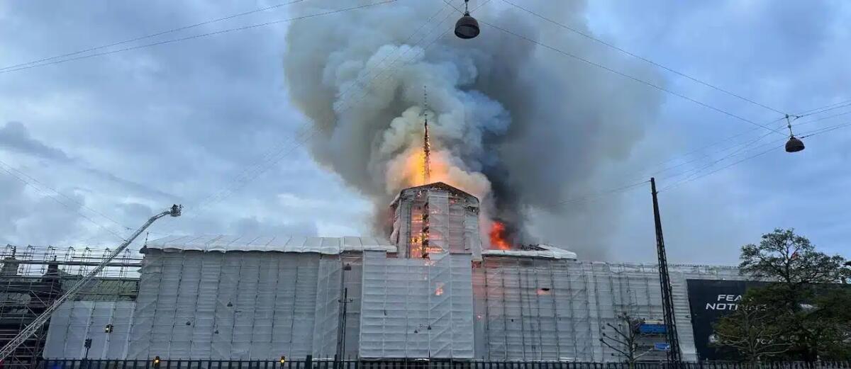 Incendio devastante alla storica sede della Borsa di Copenaghen - 