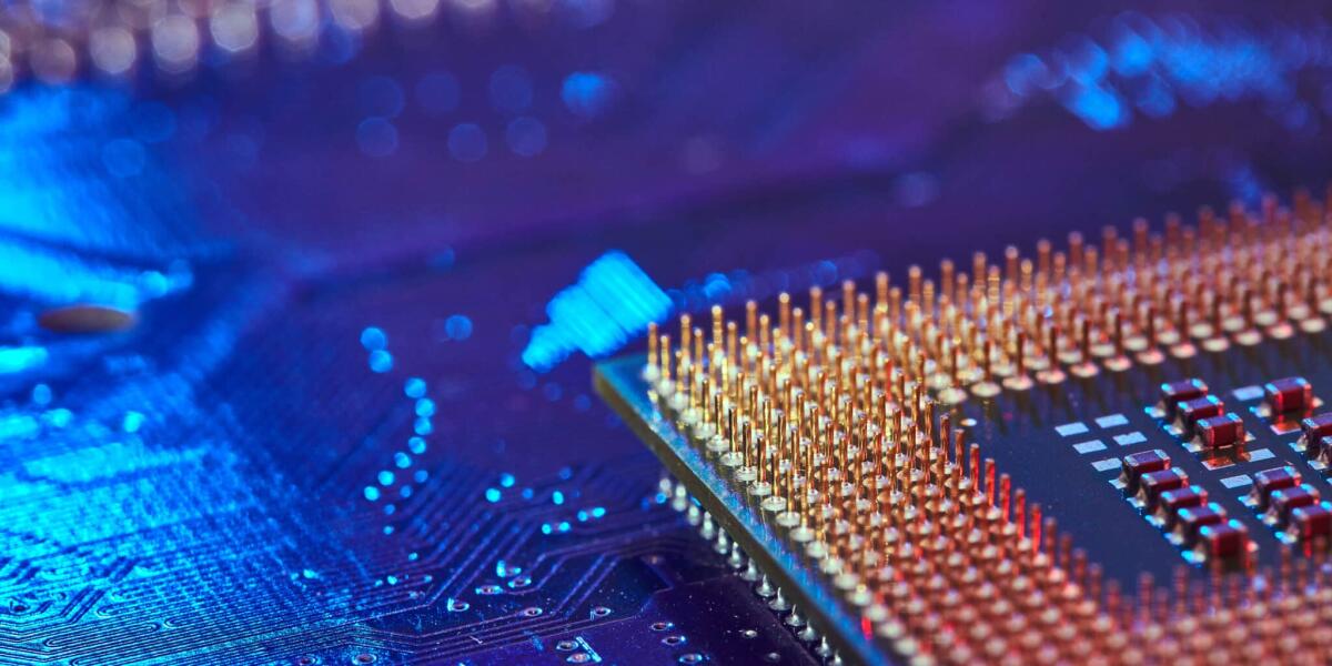 Memristori: il futuro dell'intelligenza artificiale e dei big data - CPU desktop with the contacts facing up lying on the motherboard of the PC. the chip is highlighted with blue light. Technology background. selective focus