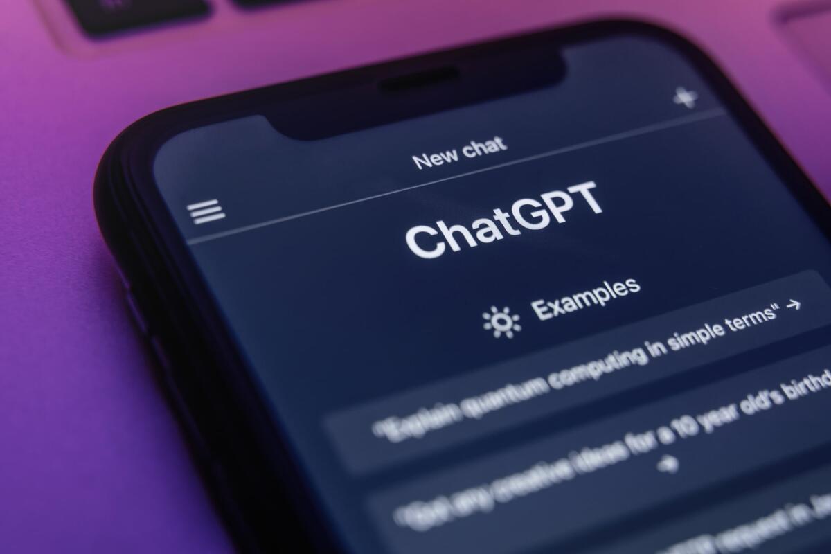 È uscito ChatGPT-4o: quali le differenze con ChatGPT-4? - Antalya, Turkey - May 8, 2023: The ChatGPT chatbot on a mobile phone screen in neon light. ChatGPT language model utilizing Open AI's state-of-the-art technology, is accessible through any device.