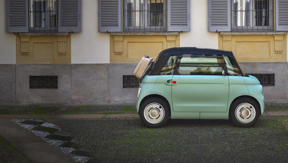 Sequestrate 134 microcar Fiat Topolino al porto di Livorno per adesivo ingannevole - 