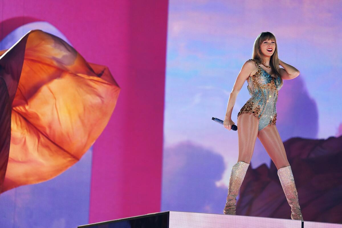 Taylor Swift attira cinque volte più statunitensi in Francia rispetto alle prossime Olimpiadi - March 31, 2023, Arlington, Texas, United States; American singer-songwriter Taylor Swift performs on her 'The Eras Tour' at AT&amp;T Stadium. on March 31, 2023 in  Arlington, Texas, Uniyed States. (Photo by Javier Vicencio/ Eyepix Group)