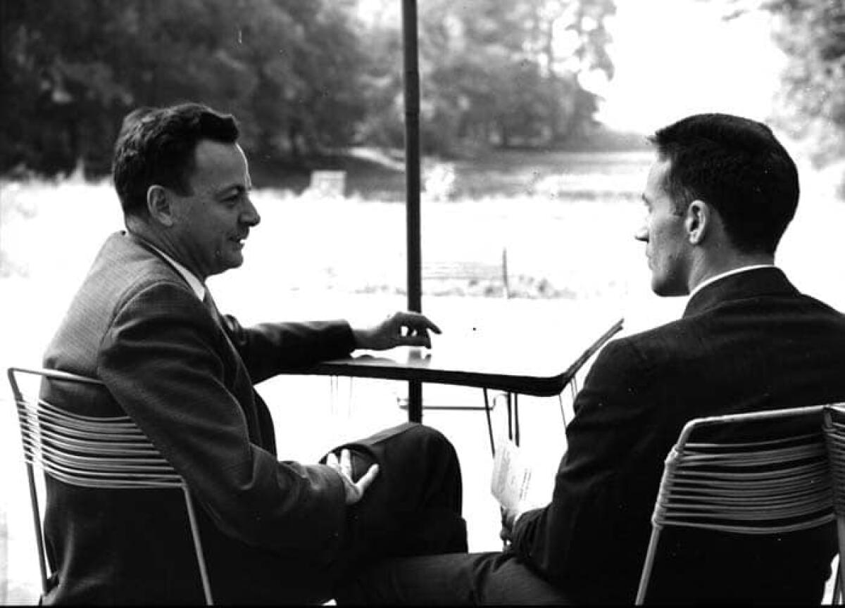 Come calcolare a mente il quadrato di un numero vicino a 50? - Paul Dirac e Richard Feynman nel 1962, credits: http://ysfine.com/feynman/feybial.jpg