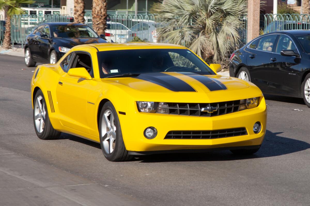 5 auto iconiche con cui visitare Las Vegas - Las Vegas, Nevada - August 30, 2019: 2012 Chevrolet Camaro 2LS Yellow/Black Bumblebee in Las Vegas, Nevada, United States.