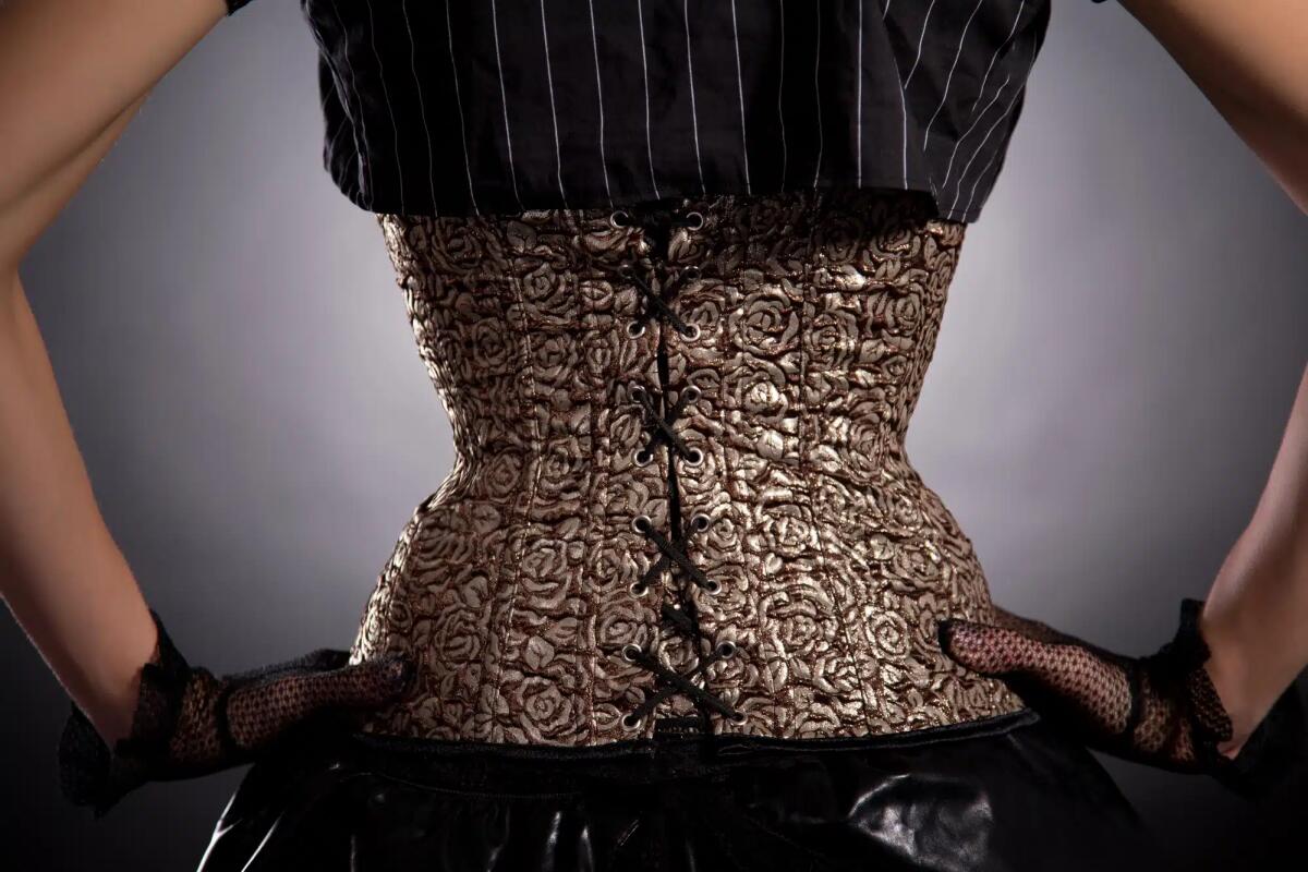 Come il corsetto in epoca vittoriana modificava l'anatomia femminile - 