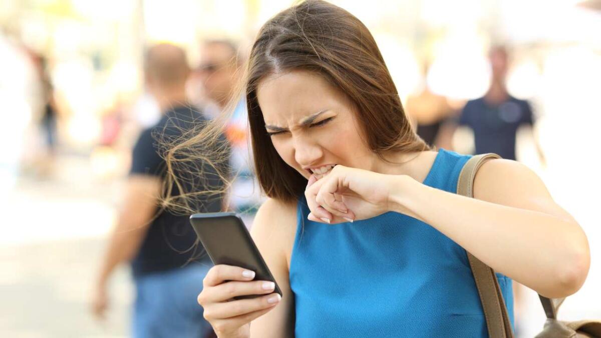 Allarme rosso tariffe telefoniche | Cambia il prezzo entro la prossima settimana: “È previsto nel contratto che hai firmato”  - Donna legge sul telefonino (Corporate +) - Systemscue