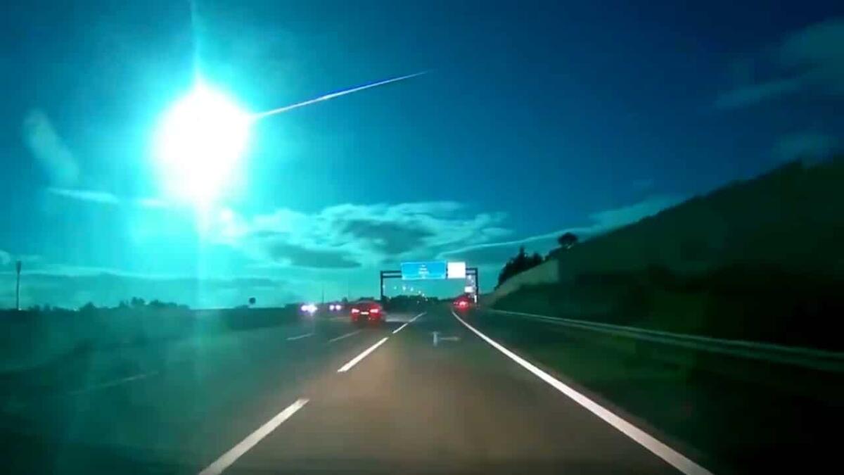 Meteorite in Portogallo: le incredibili immagini del passaggio di un lampo blu - 