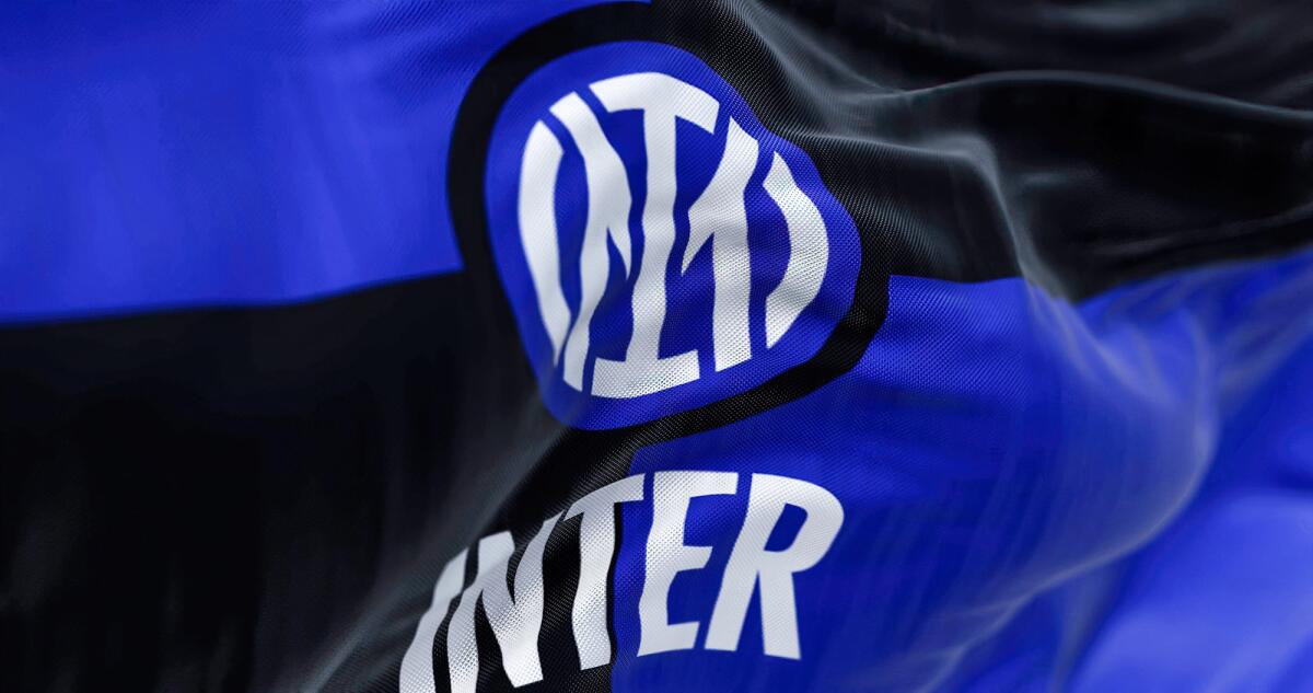 L'Inter passa a Oaktree: Steven Zhang non è riuscito a finalizzare il finanziamento - Milan, Italy, July 2022: The flag of Inter Football Club waving in the wind. Inter is a professional football club based in Milan, Italy