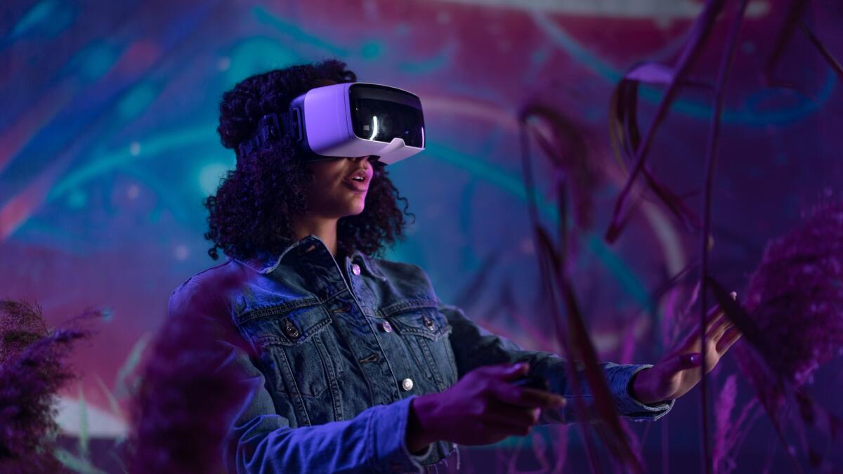 IA e gaming, il ruolo del Machine Learning nella creazione dei videogiochi - Metaverse digital cyber world technology, girl with virtual reality VR goggles playing augmented reality game, futuristic lifestyle