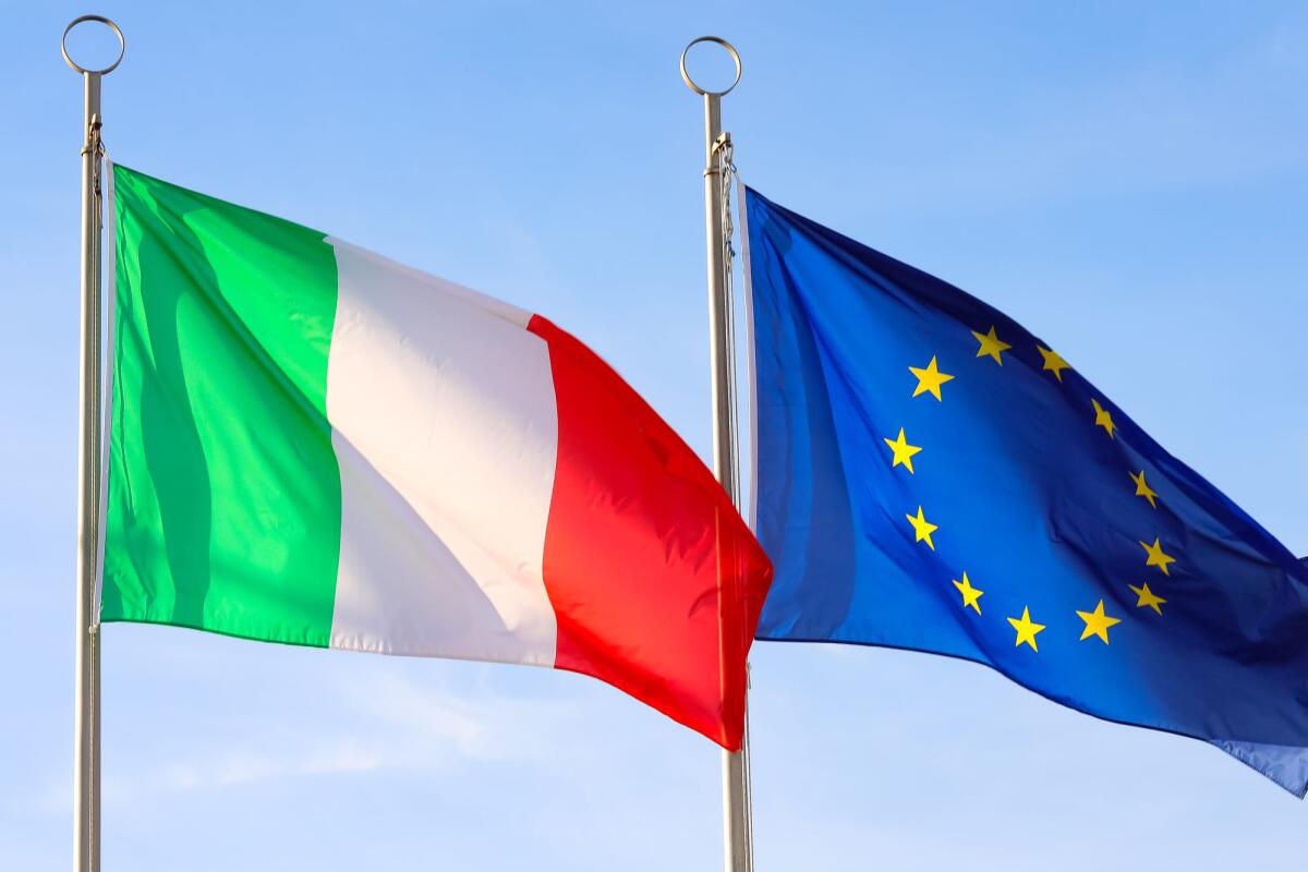 Chi sono i politici italiani candidati alle elezioni europee? La lista per ciscoscrizione e partito - Two large waving flags of ITALY and EUROPEAN UNION