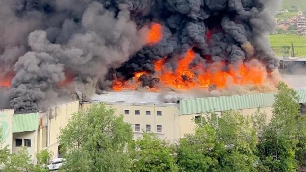 Vasto incendio a Bolzano: a fuoco lo stabilimento Alpitronic - 