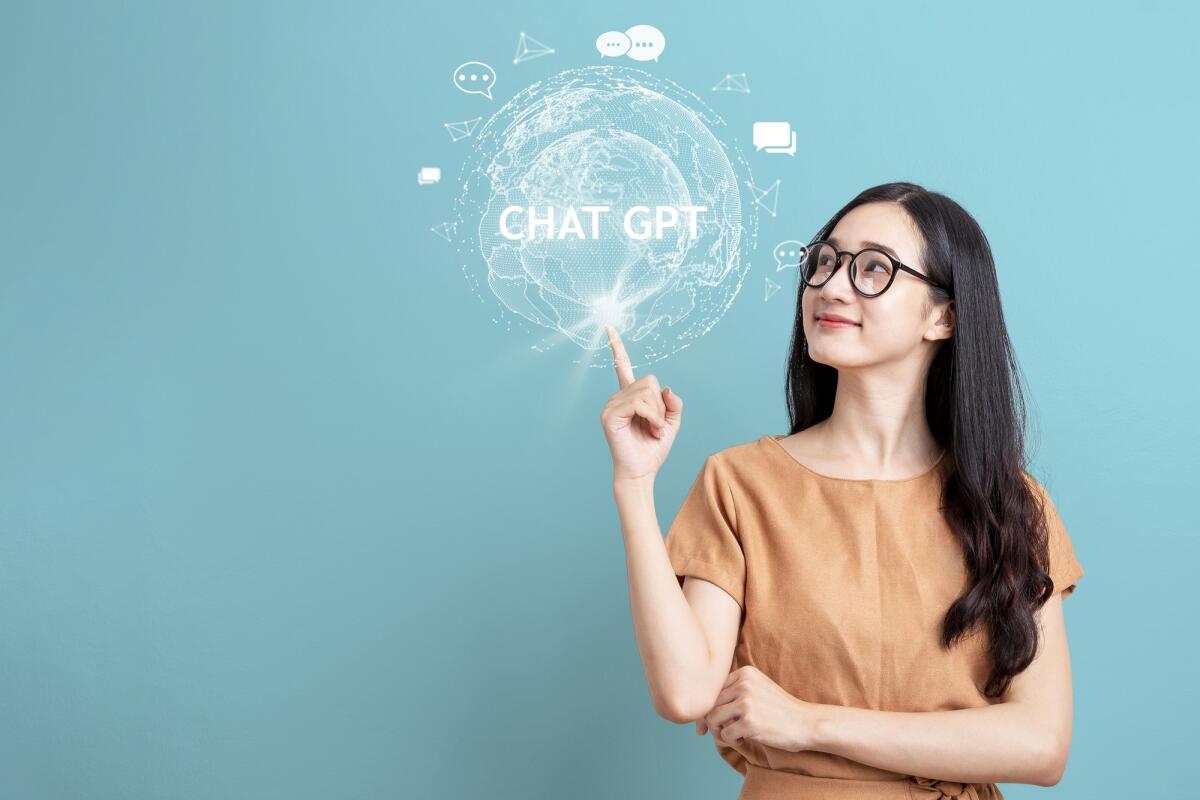 OpenAI avvia l'addestramento del nuovo modello per ChatGPT: "porterà le capacità a un livello superiore" - System Artificial intelligence chatbot , Business woman using Smartphone With ChatGPT Chat Bot AI , Technology smart robot Ai Chat GPT application software , robot application Chat GPT