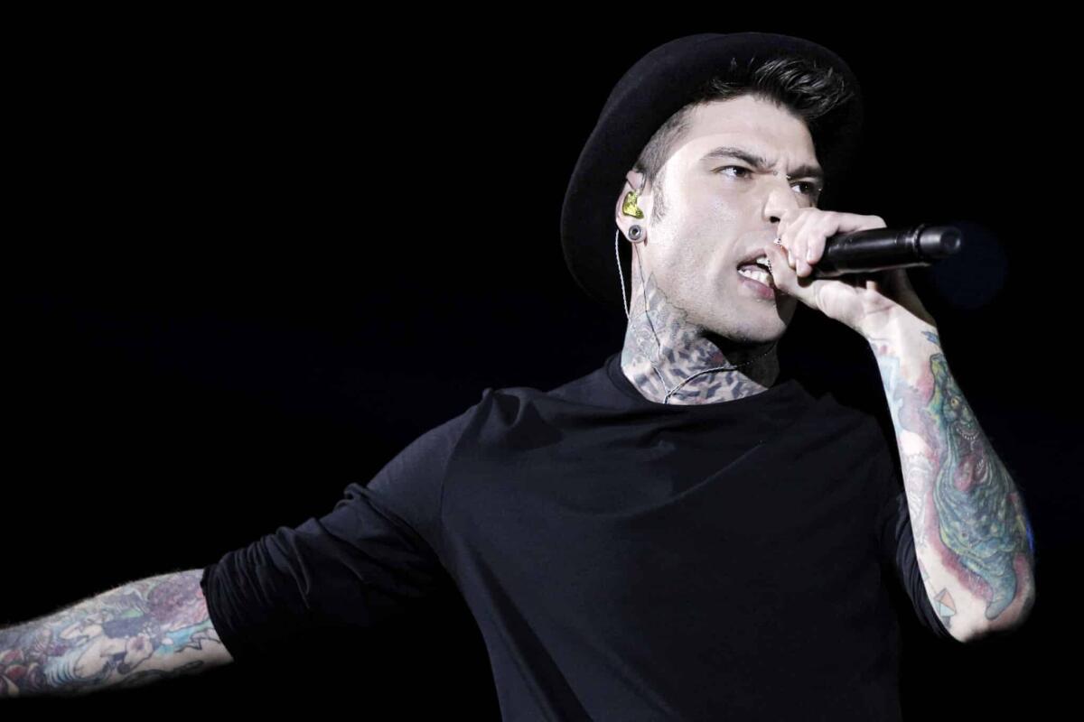 Fedez sta bene: smentite le notizie che lo vedevano in fin di vita - MILAN, ITALY, DECEMBER 10: Fedez performs during the final night of X Factor Italy on December 10, 2016 in Milan, Italy.