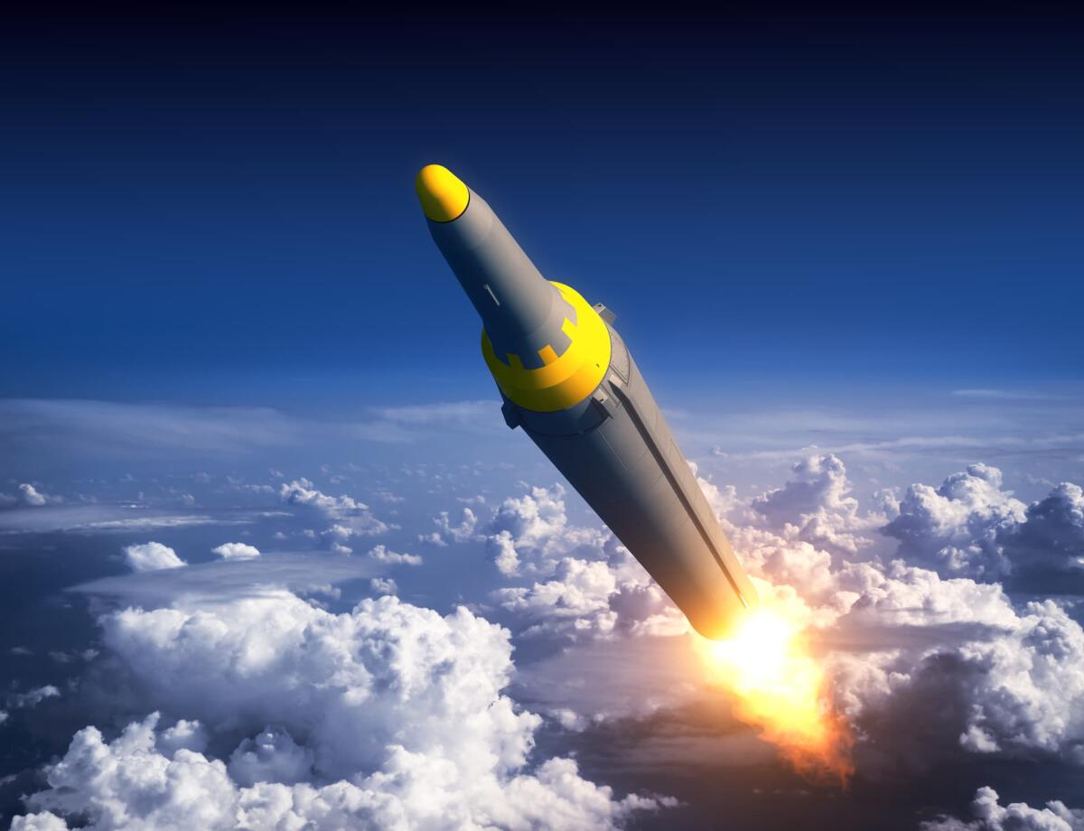 Corea del Nord lancia missile balistico con l'obiettivo di mettere in orbita un nuovo satellite - North Korean Ballistic Rocket In The Blue Sky. 3D Illustration.