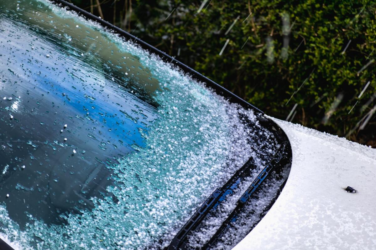 Maltempo a Torino: una grandinata come neve blocca la città - Hail balls in march, natural springtime weather, can cause damages