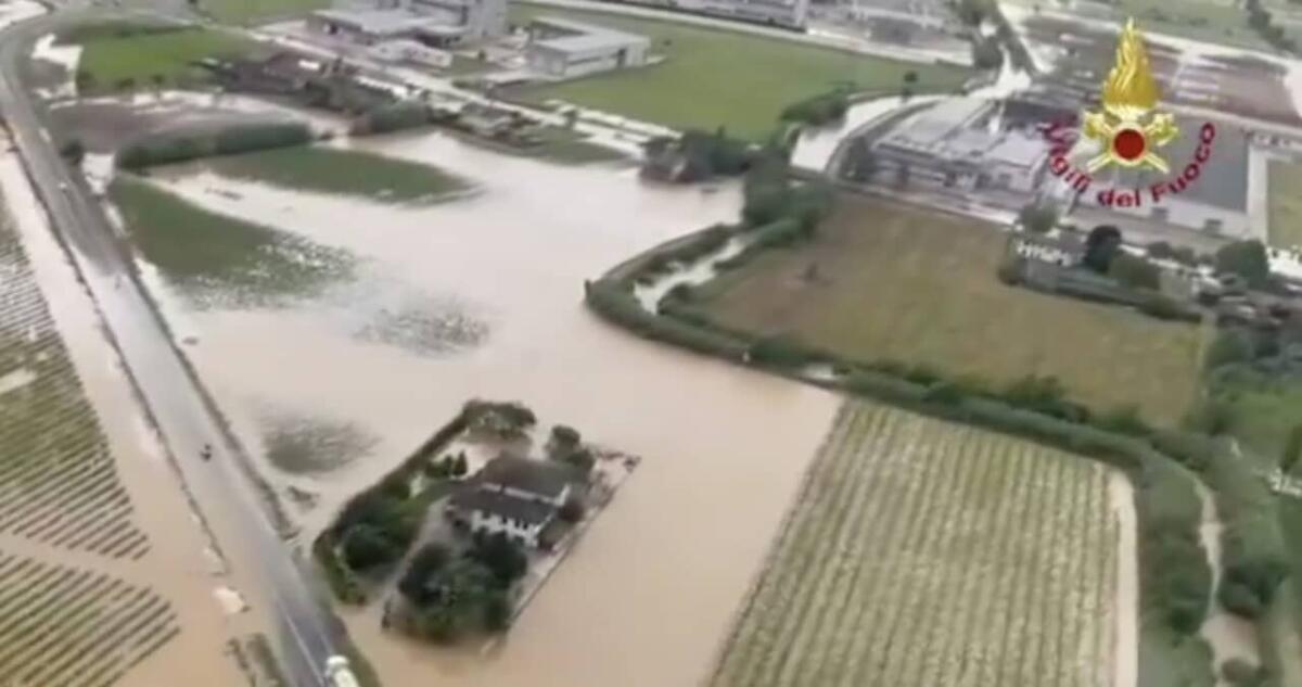 Maltempo in Veneto: il fiume Muson rompe gli argini e provoca allagamenti e isolamento di abitazioni - 