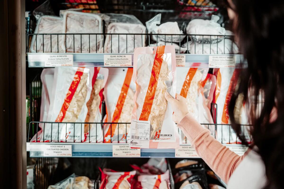 Il pollo coltivato viene venduto al dettaglio per la prima volta a Singapore - 