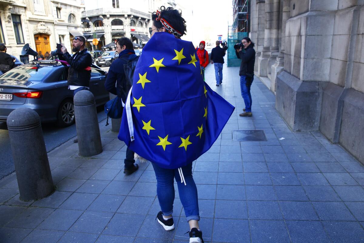 Come funzionano le elezioni europee? - Brussels, Belgium. 24th March 2019. Demonstrators march as they hold flags of the European Union during a pro-European Union demonstration.