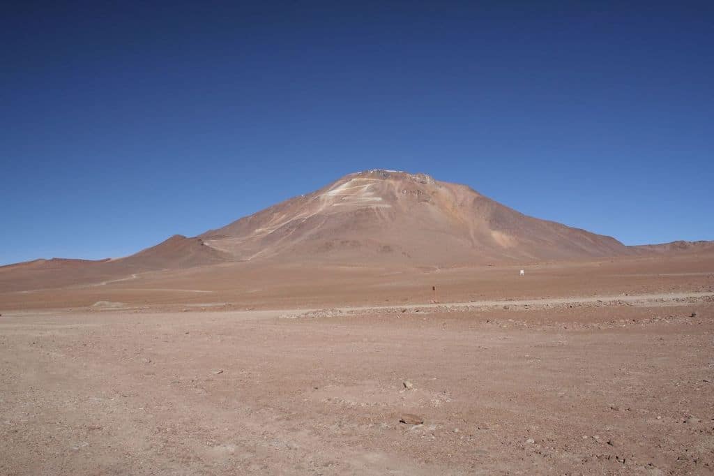 Il TAO si trova sulla cima del Cerro Chajnantor (5.640 m). A questa altitudine, la bassa quantità di vapore acqueo rende possibile osservare la luce infrarossa, difficile da osservare in altri osservatori. Credits: SEO