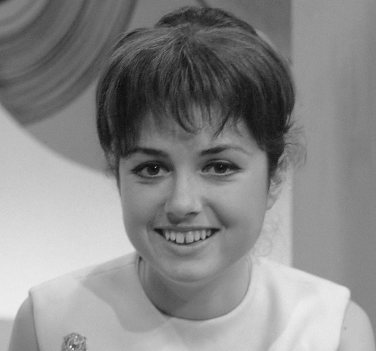 Gigliola Cinquetti (1966). Di Ron Kroon per Anefo - Nationaal Archief, CC BY-SA 3.0 nl (Ritagliata)