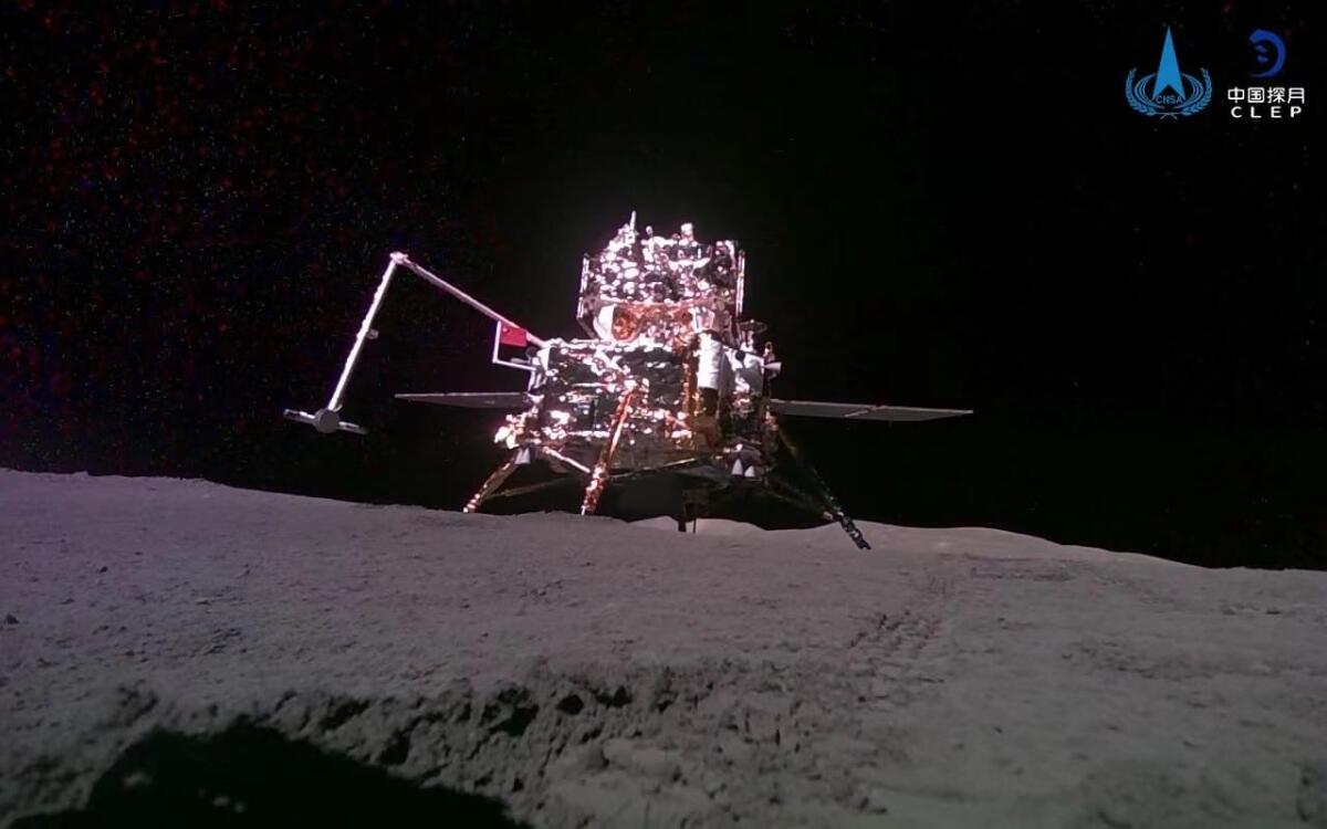 La missione cinese Chang'e-6 ha scattato delle immagini inedite della faccia nascosta della Luna e ha prelevato dei campioni - 