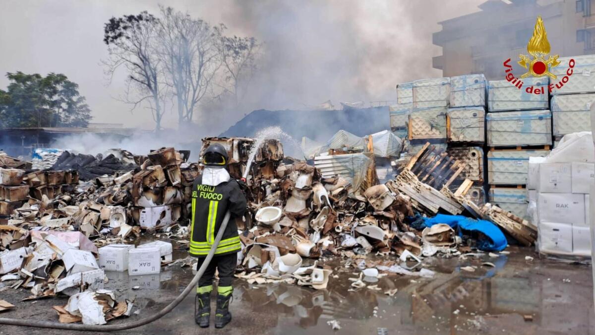 Aversa, devastante incendio in deposito igienico sanitario: nube tossica visibile a chilometri - 
