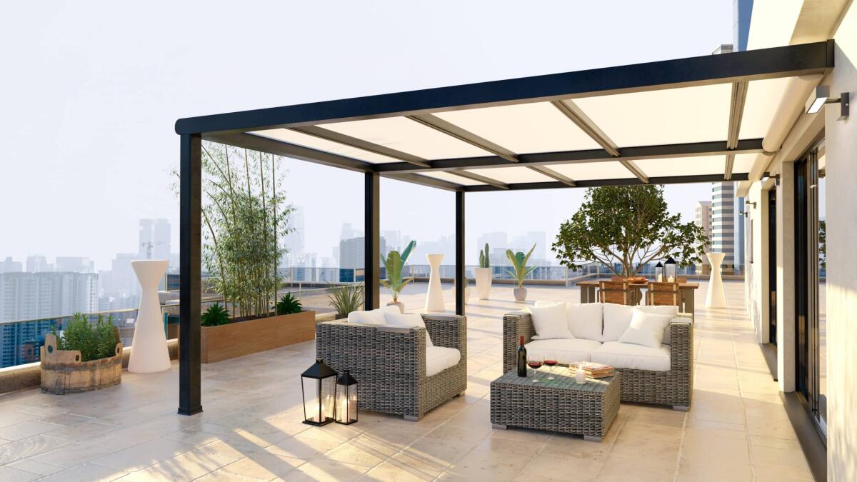 Ripristino delle impermeabilizzazioni: guida per coperture piane e terrazzi - 3D illustration of luxury top floor city apartment with private pergola and rattan deco furniture. Scenic view with city in background.