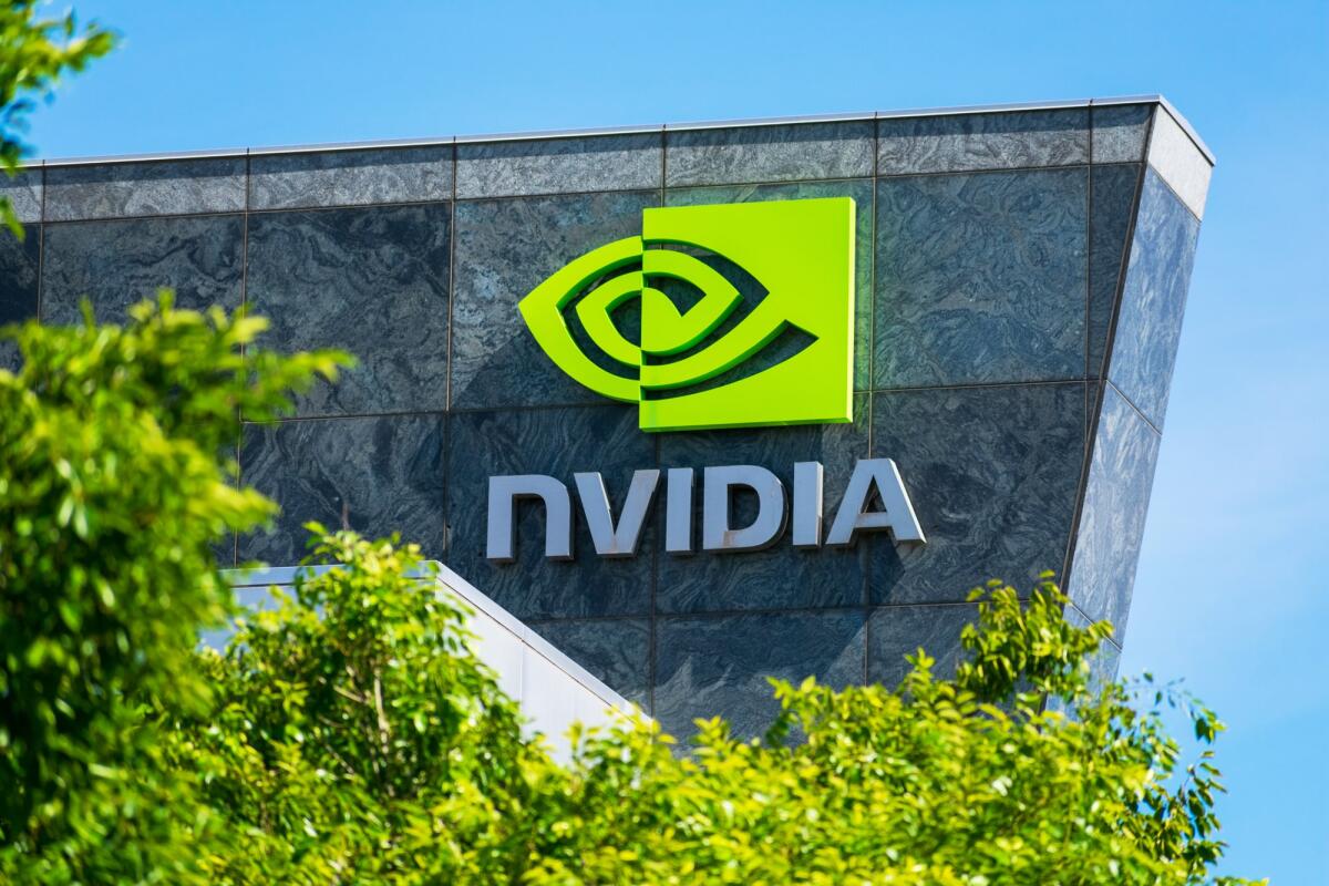 Nvidia supera Microsoft: è l'azienda con maggiore capitalizzazione al mondo - Nvidia logo and sign on headquarters. Blurred foreground with green trees - Santa Clara, California, USA - 2020
