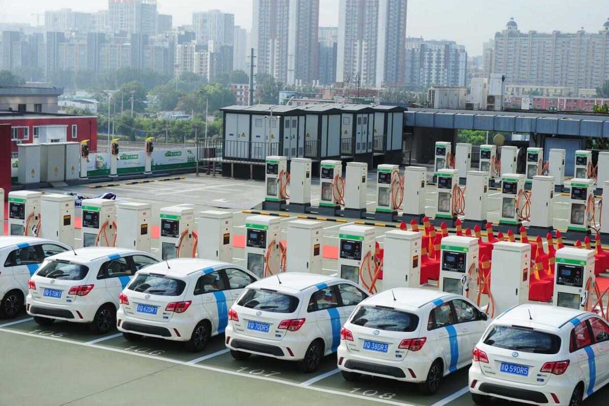 L'UE annuncia nuovi dazi sulle auto elettriche dalla Cina: riequilibrio del mercato o inizio di una guerra commerciale? - Electric vehicle (EV) charging piles of a new EV charging facility are seen on the rooftop of SOHO Modern City in Chaoyang district in Beijing, China, 8 August 2017.

A new electric vehicle (EV) charging station was officially opened for use in Beiji