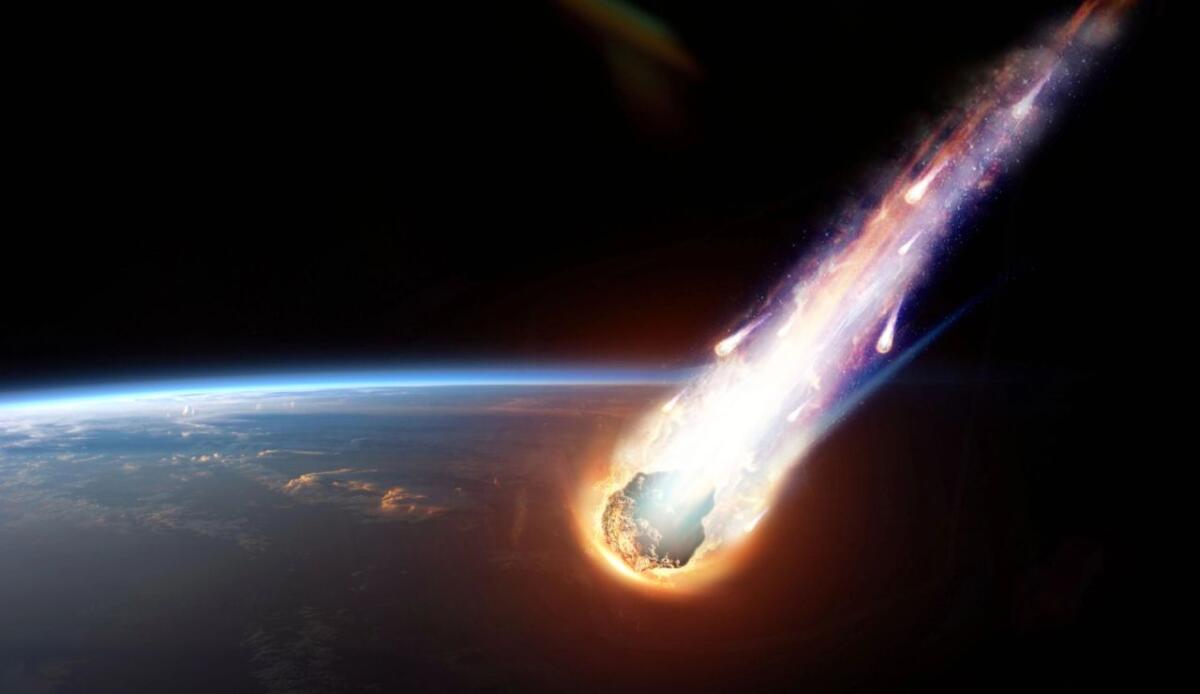 Meteorite a contatto con l'atmosfera: allarme rosso nei pressi dell'Isola d'Elba | "Boato fortissimo" - Rappresentazione artistica di un bolide che entra nell'atmosfera - www.aerospacecue.it