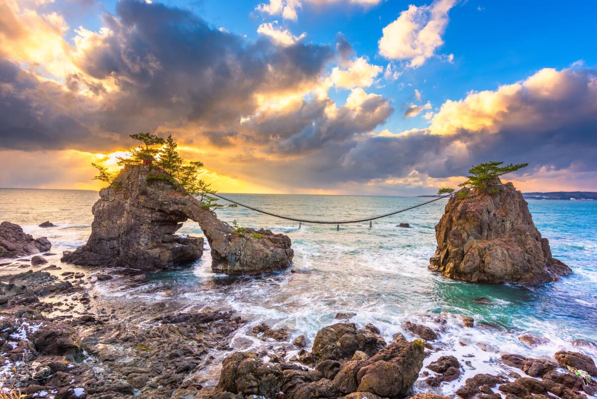 Terremoto in Giappone: la webcam di Noto registra la potenza del sisma - Noto Peninsula, Ishikawa, Japan at the Hatago Iwa Rock during sunset.