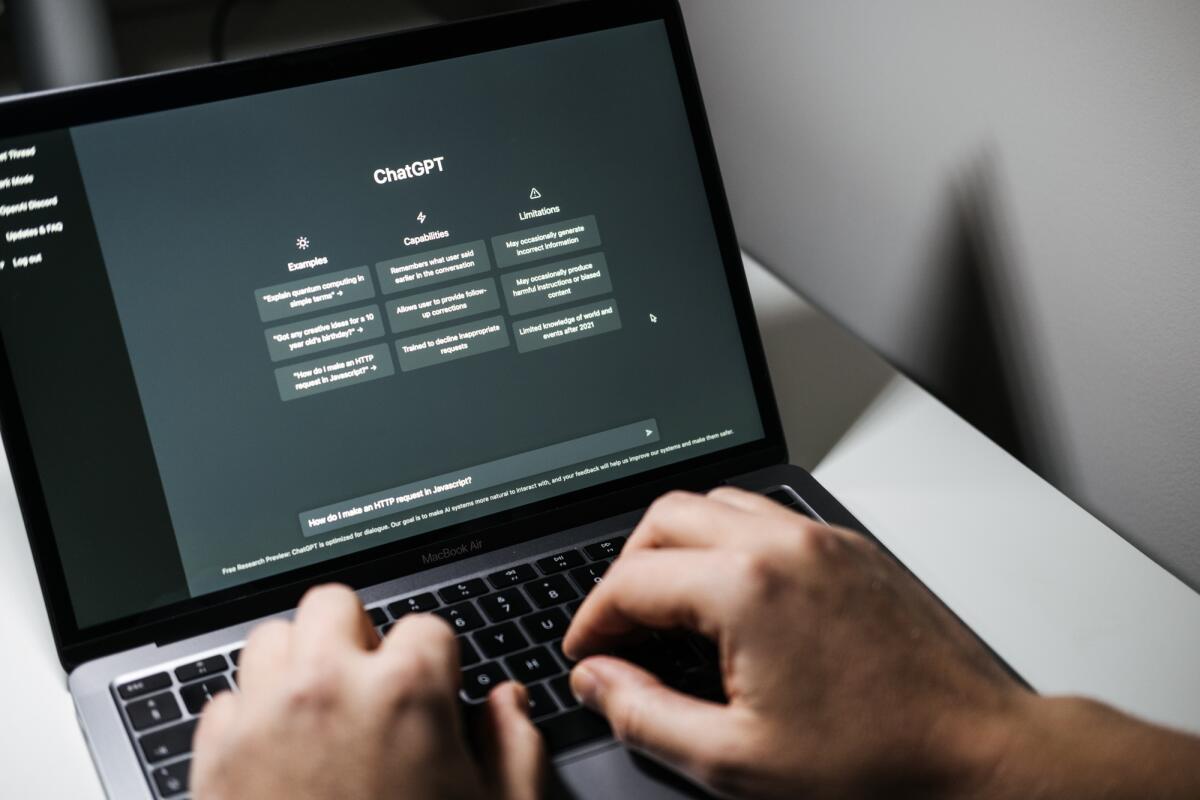 ChatGPT down: perché la chat AI non funziona - Screen with ChatGPT chat with AI or artificial intelligence. Man search for information using artificial intelligence chatbot developed by OpenAI. Warsaw, Poland - December 02, 2022.