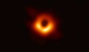 Prima foto di un buco nero (NASA) - www.aerospacecue.it
