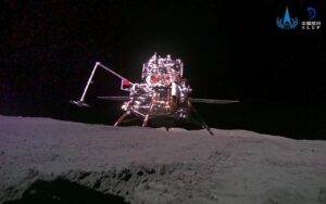 Chang'e 6 è ritornata sulla Terra con i campioni dal lato nascosto della Luna: è la prima volta che avviene una cosa del genere