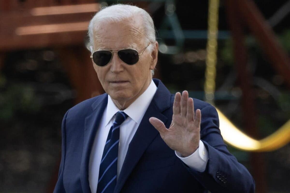 Biden annuncia il ritiro dalla corsa alla Casa Bianca - epa11480543 US President Joe Biden waves as he walks across the South Lawn to depart the White House by Marine One, in Washington, DC, USA, 15 July 2024. Biden travels to Las Vegas, Nevada.  EPA/MICHAEL REYNOLDS