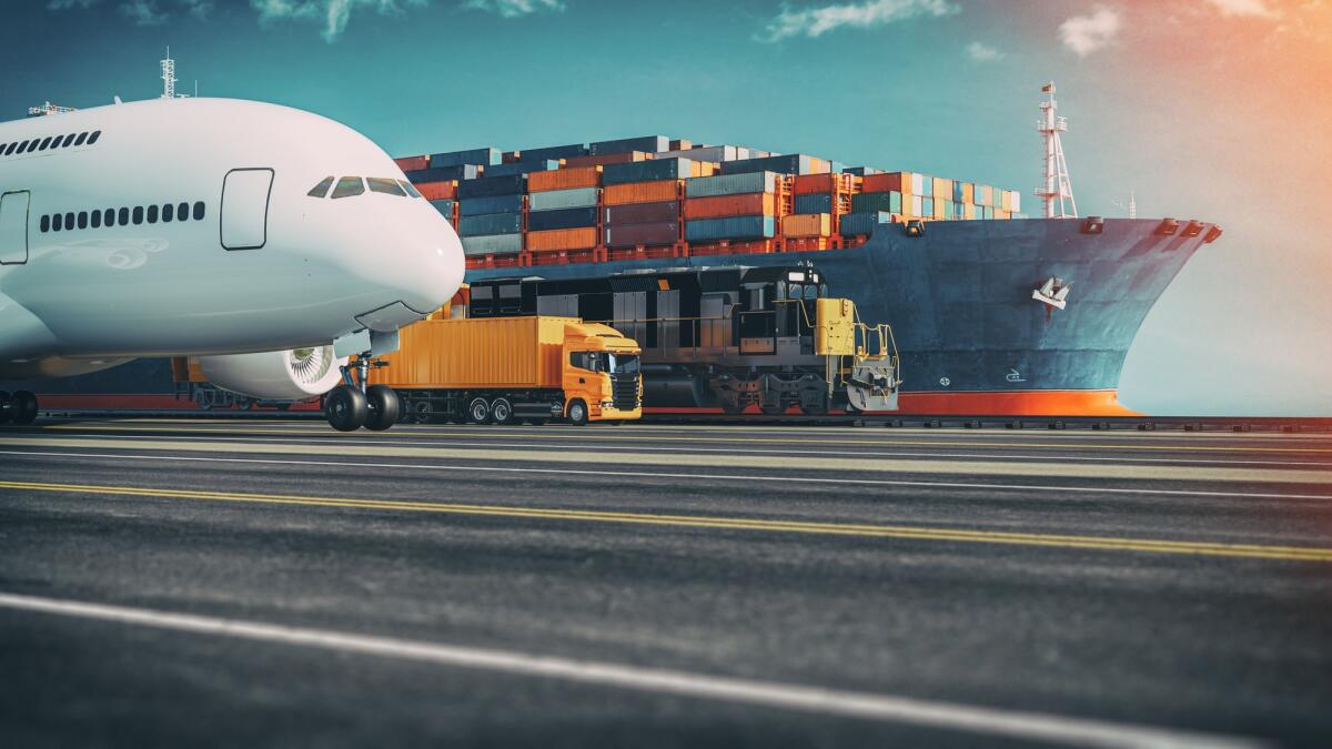 Aziende di trasporti: i fattori da considerare per operare in sicurezza e in modo ottimizzato - Transportation and logistics of Container Cargo ship and Cargo plane. 3d rendering and illustration.