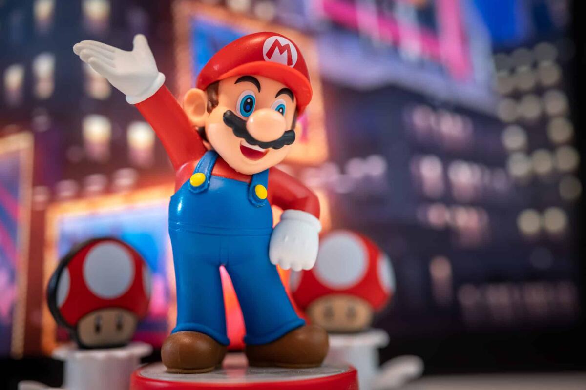 Differenza tra elettronica analogica e digitale spiegata da Super Mario - MOSCOW, RUSSIA - August 22, 2020: Super Mario Bros figure character.Super Mario is a Japanese platform video game series and media franchise created by Nintendo and featuring their mascot, Mario.