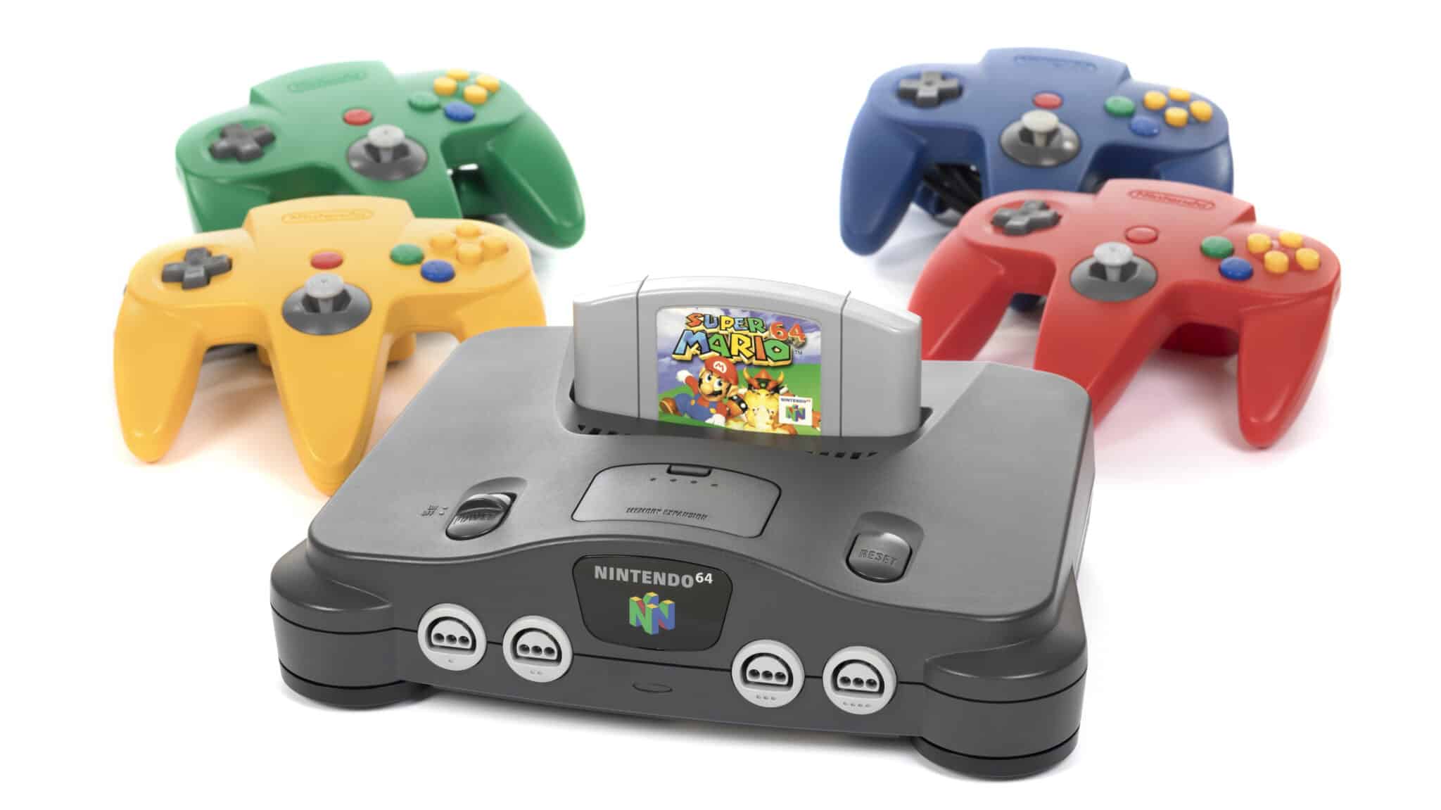 Il Nintendo 64 e i suoi controller dotati di joystick analogico