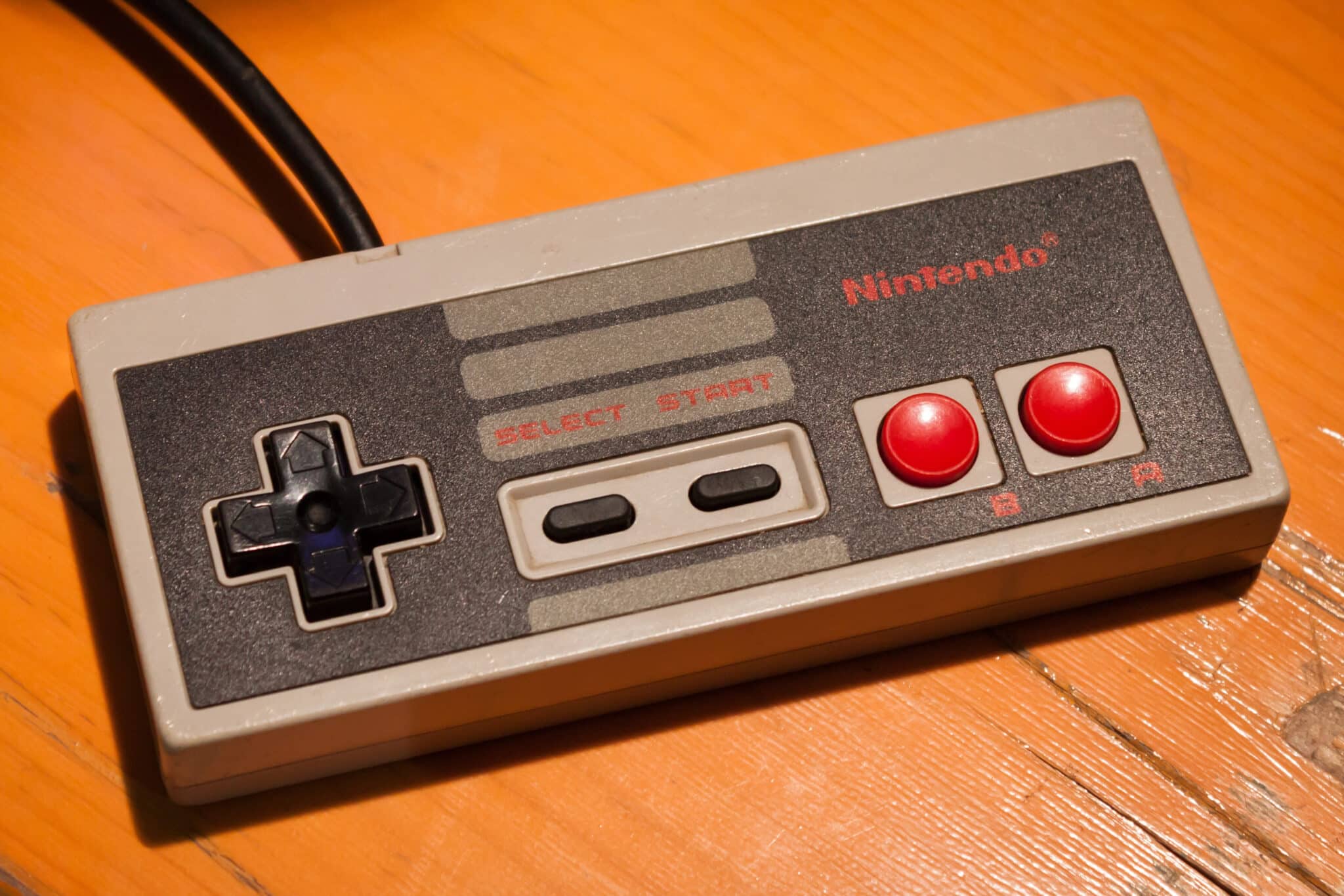 Il controller del Nintendo NES con i suoi semplici comandi digitali
