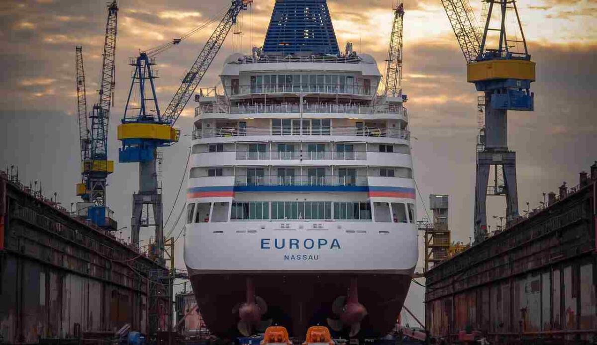 I cantieri navali più grandi del mondo: dove nascono le navi da crociera e le superpetroliere - Cantiere navale con nave da crociera (Pixabay foto) - www.marinecue.it