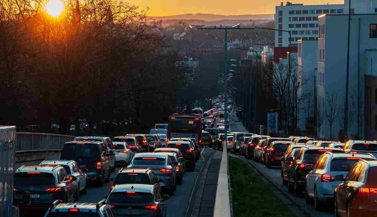 Ci spostiamo ancora troppo con le auto - Traffico intenso (Pixabay foto) - www.vehiclecue.it