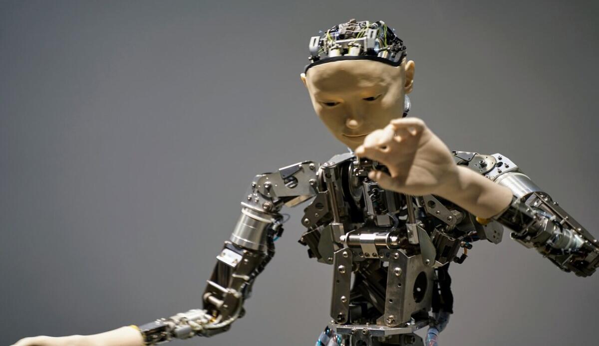 L’ascesa dei robot collaborativi (Cobot): ecco le fabbriche del futuro - Androide in progettazione (Pixabay Foto) - www.systemcue.it