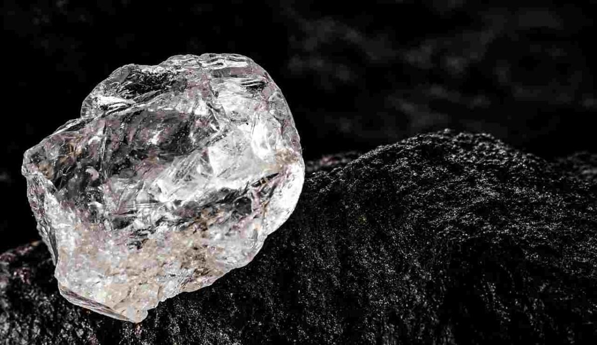 Scoperto quello che potebbe essere il secondo diamante più grande del mondo - Diamante grezzo di grandi dimensioni (Depositphotos foto) - www.sciencecue.it