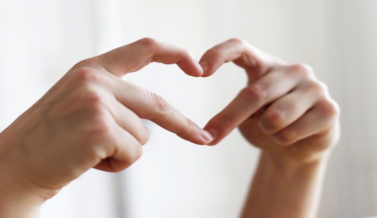 Monitorare la salute con un dito: il chip che analizza i biomarcatori presenti nel sudore della mano - Dita incrociate Pixabay (Foto) - www.biomedicalcue.it