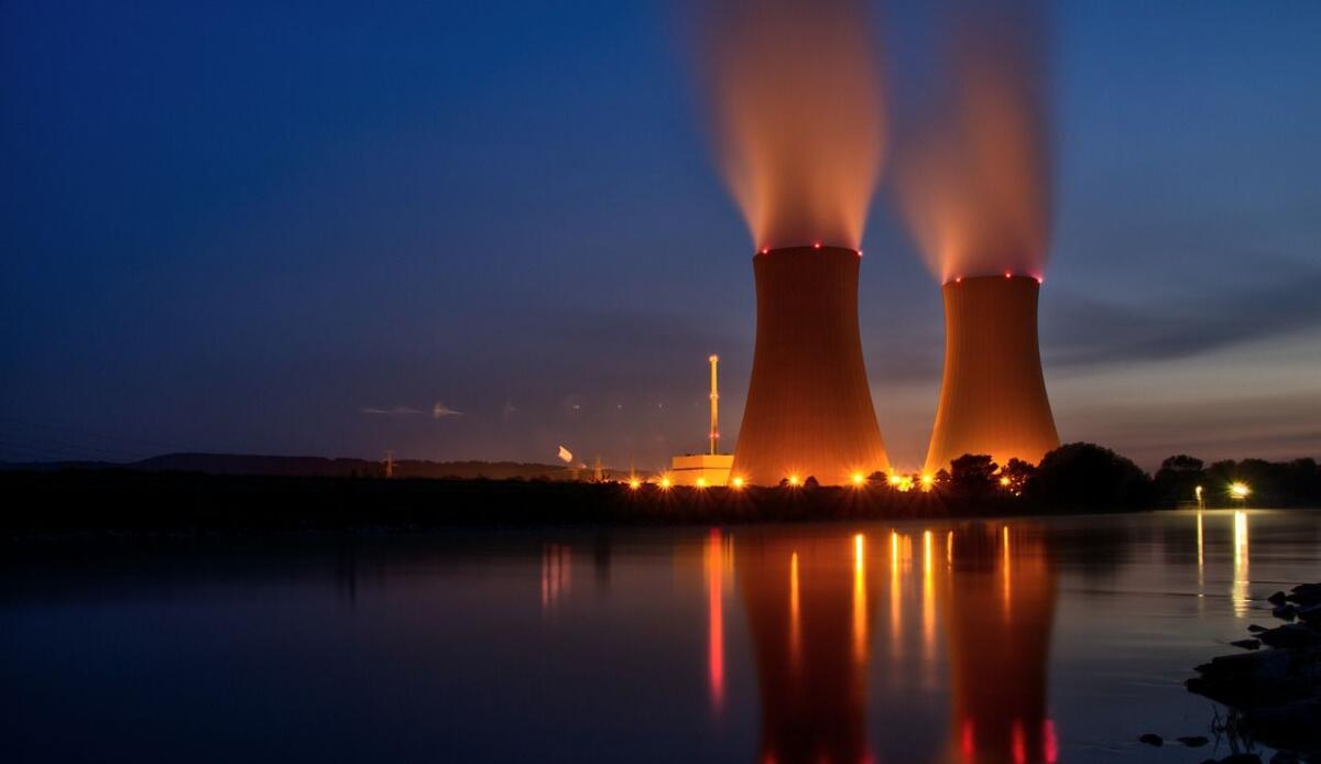 La Cina ha annunciato la costruzione di 11 nuovi reattori nucleari - Centrale nucleare al tramonto (Pixabay foto) - www.energycue.it