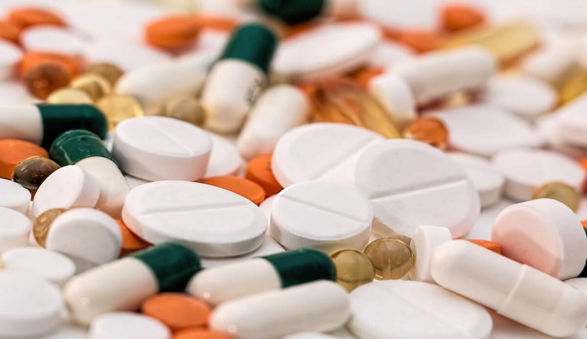 Circa 39 milioni di morti per il problema della resistenza agli antibiotici - Antibiotici sparsi su un banco (Pixabay Foto) - www.biomedicalcue.it