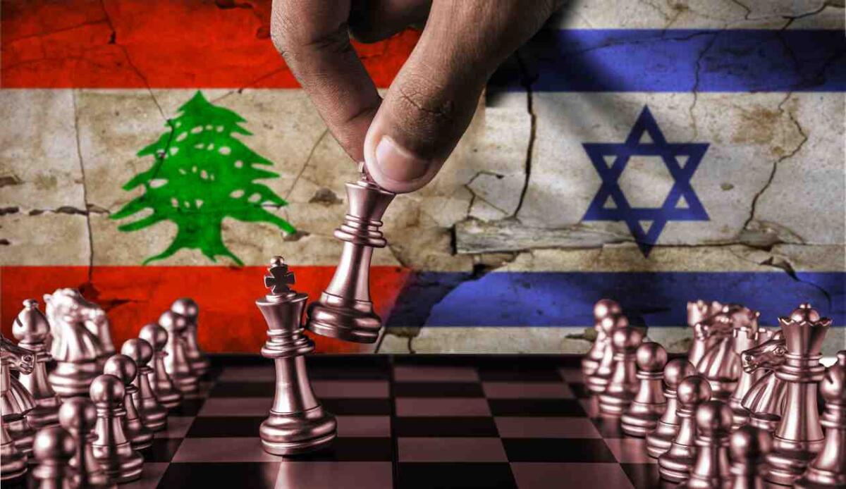 Israele-Libano: il perché degli attacchi con i walkie-talkie - Israel vs Lebanon flag concept on chessboard. Political tension between Lebanon and Israel. Conflict between Lebanon and Israel on pieces of chessboard