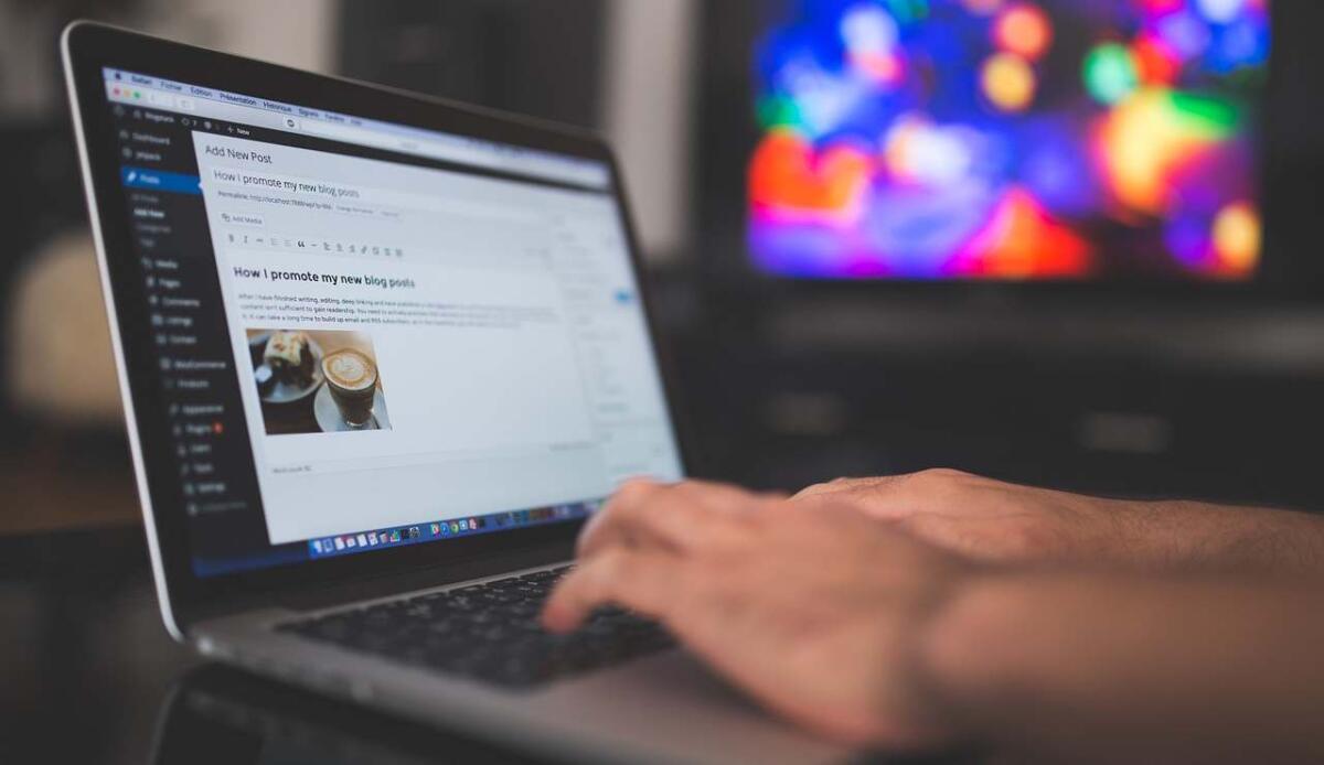 "Quando spegni il computer, non lo spegni completamente", hai sempre sbagliato a farlo | Te lo spiega l'esperto - Illustrazione di una persona che scrive articoli (Pixabay FOTO) - www.systemscue.it