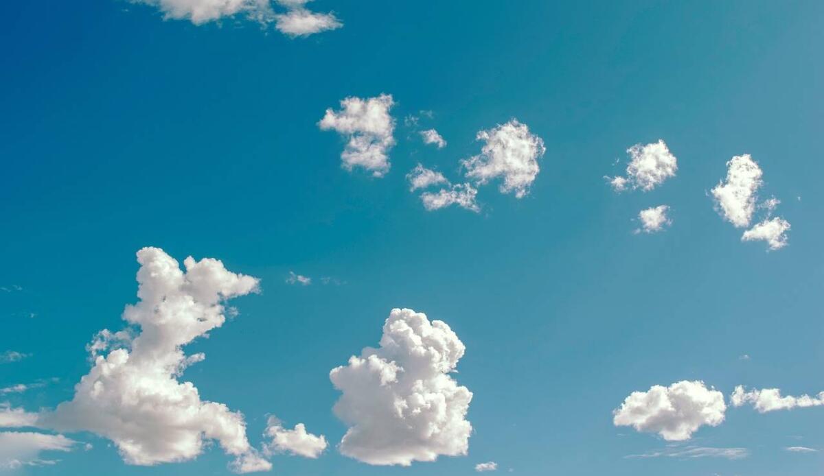 Nuovo materiale permetterebbe di creare energia pulita dall'aria: lo studio dell'Università del Massachusetts Amherst - Aria di un cielo azzurro (Pixabay foto) - www.energycue.it