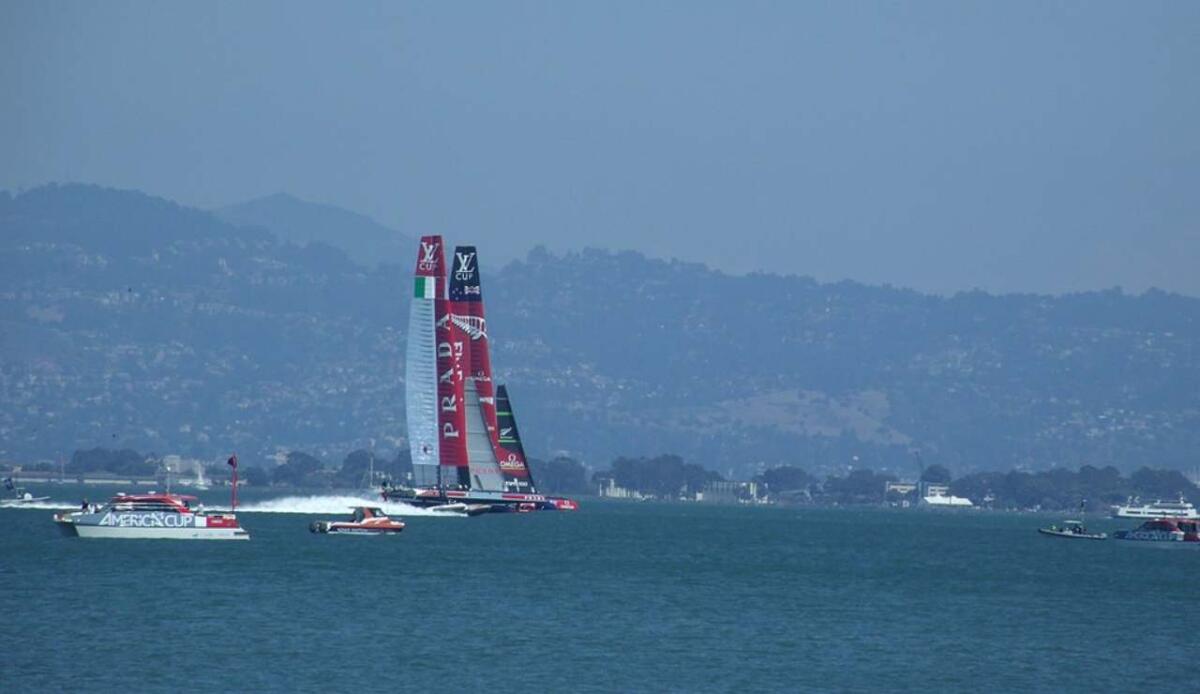 Luna Rossa: l'ingegneria dietro la competizione - Luna Rossa alla Coppa America (Wikimedia Commons foto) - www.marinecue.it