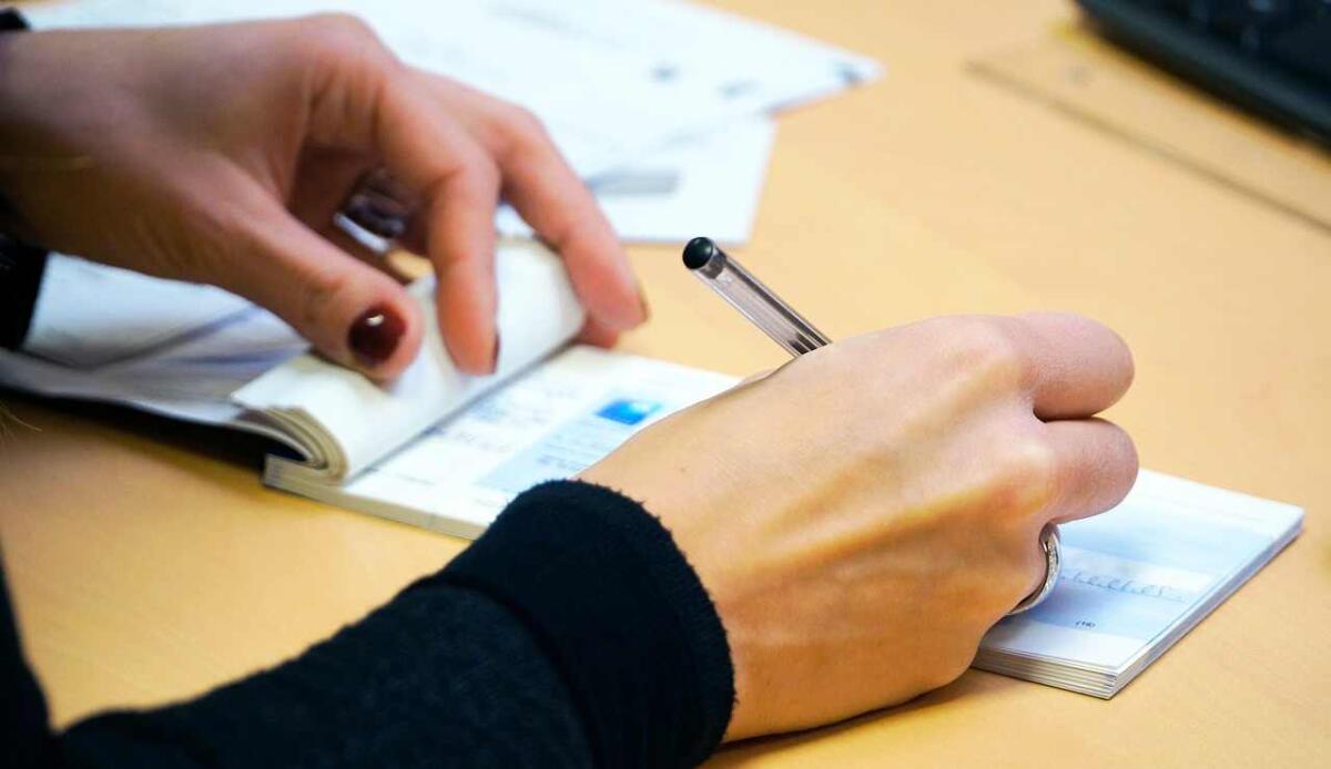 Assegno di Inclusione: cosa cambia? - Assegni (Pixabay FOTO) - - www.financecue.it